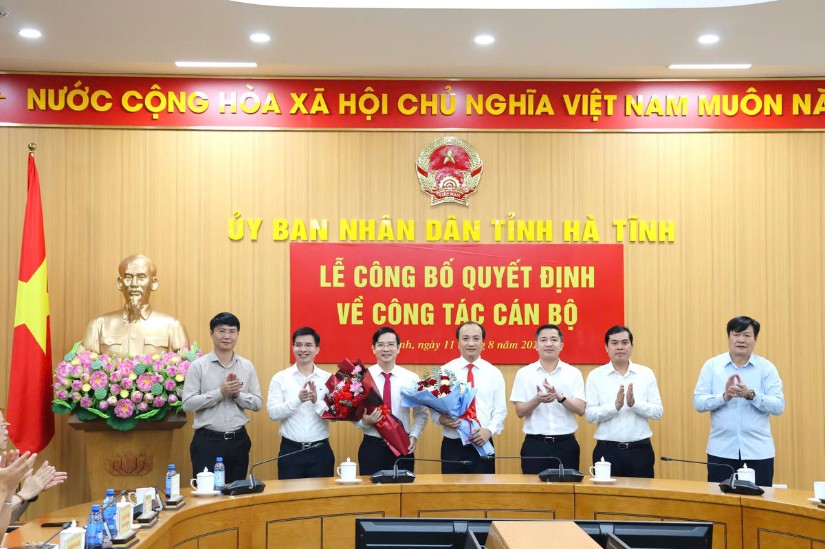 Lãnh đạo Văn phòng UBND tỉnh Hà Tĩnh tặng hoa chúc mừng ông Trần Công Thành và ông Nguyễn Duy Đức. Ảnh: CTTĐT Hà Tĩnh.