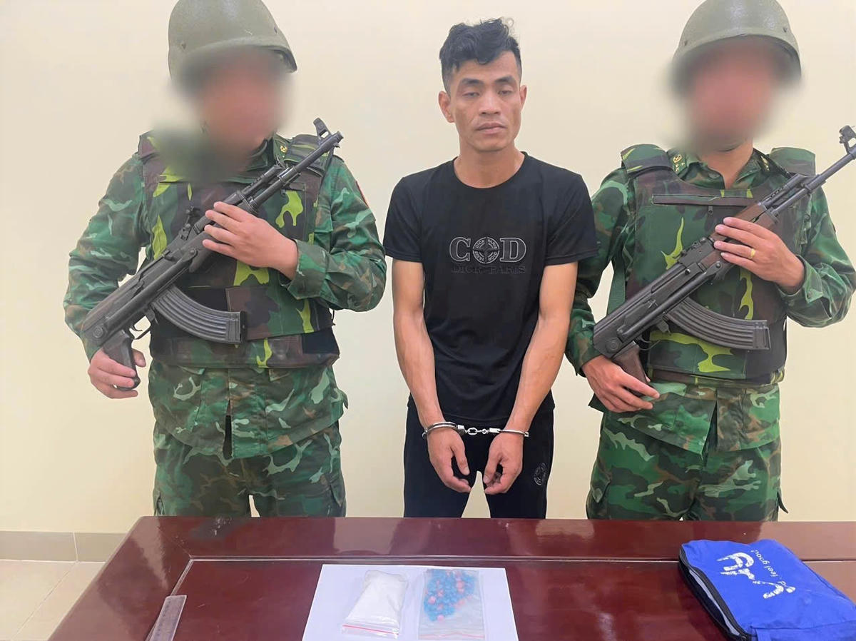 Lực lượng chức năng bắt giữ đối tượng Phạm Văn Thanh cùng tang vật vụ án. Ảnh: BĐBP TP Đà Nẵng.