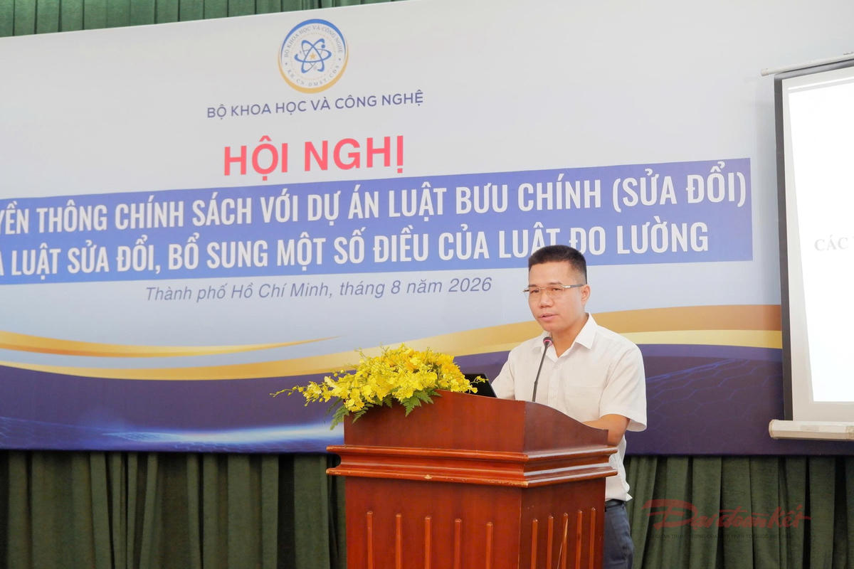 Ông Lê Văn Chung, đại diện Vụ Bưu chính (Bộ KHCN) phát biểu, chia sẻ về nội dung Dự án Luật Bưu chính. Ảnh: T.Luân.