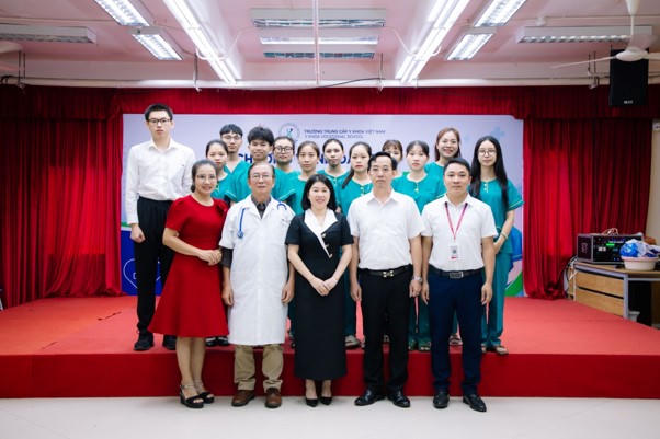 Học viên Trường Trung cấp Y khoa Việt Nam tham gia hoạt động đào tạo thực hành tại Viện dưỡng lão Diên Hồng.