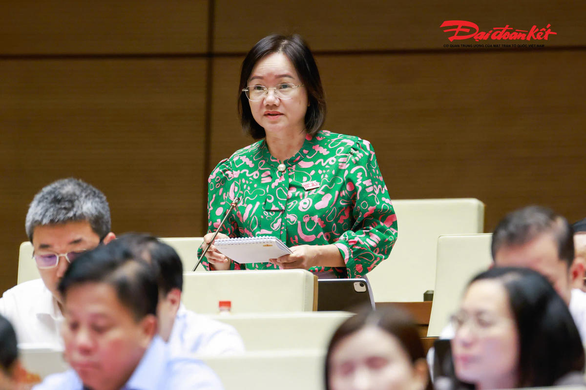 Đại biểu Thái Thị An Chung, Đoàn Nghệ An phát biểu. Ảnh: Quang Vinh