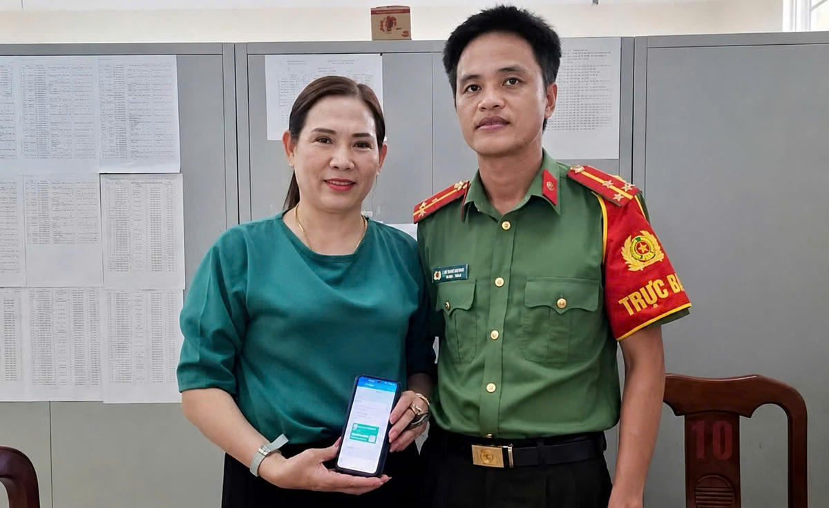Bà Oanh đã được Công an xã Gio Linh hỗ trợ xác minh, trao trả 400 triệu đồng cho người chuyển khoản nhầm. Ảnh: Công an xã Gio Linh.