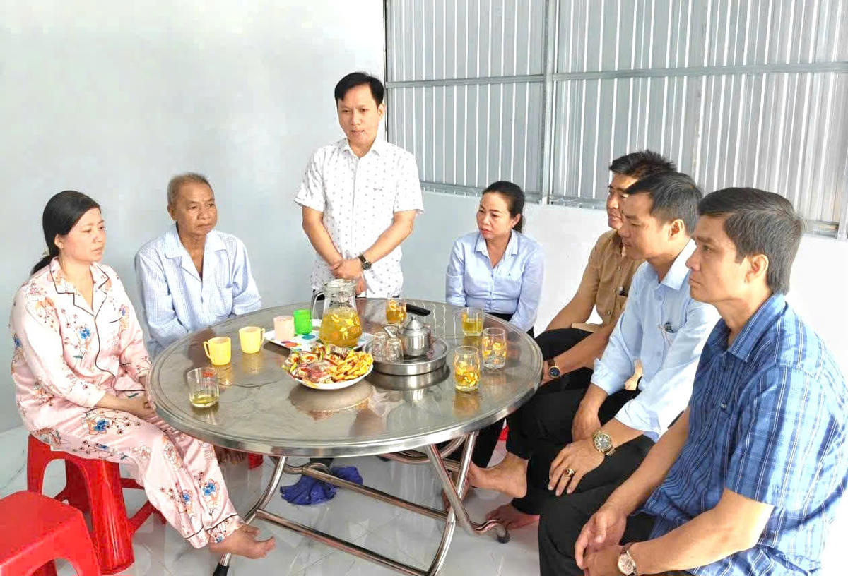 Chính quyền địa phương và Ủy ban MTTQ xã Tân Lộc bàn giao nhà Đại đoàn kết cho chị Trần Thị Lụa. Ảnh: Nguyên Du