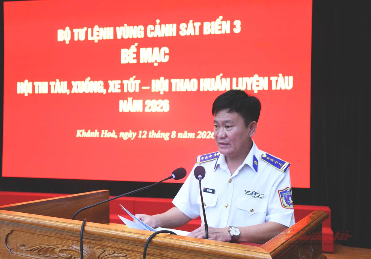 Đại tá Cao Vũ Long, Phó Tư lệnh, Tham mưu trưởng Bộ Tư lệnh Vùng Cảnh sát biển 3 phát biểu tổng kết Hội thi - Hội thao. Ảnh: Nhật Minh.