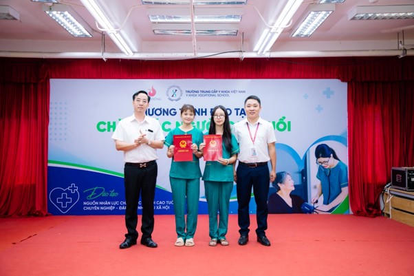Định hướng đào tạo gắn với thực tiễn, chú trọng rèn luyện kỹ năng và năng lực nghề nghiệp cho người học.