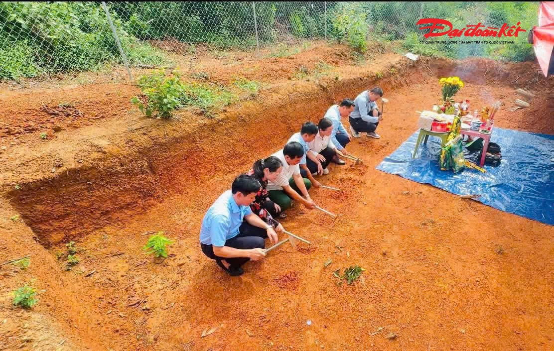 Cơ quan chức năng tiến hành các thủ tục để khai quật ngôi mộ gạch cổ. 