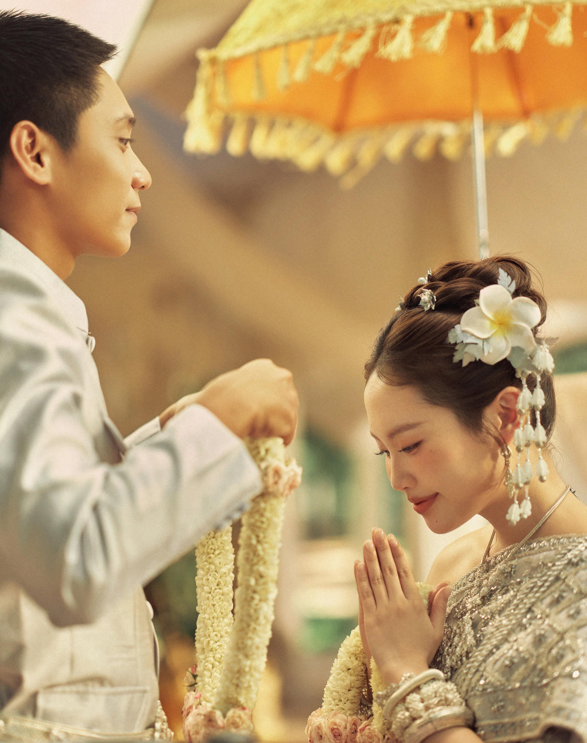 Nghi lễ cưới hỏi của người Khmer Nam bộ được khắc họa trong MV.