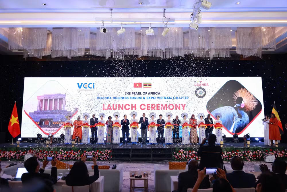 Các đại biểu cắt băng khai mạc Diễn đàn Doanh nghiệp Việt Nam-Uganda. Ảnh:BTC