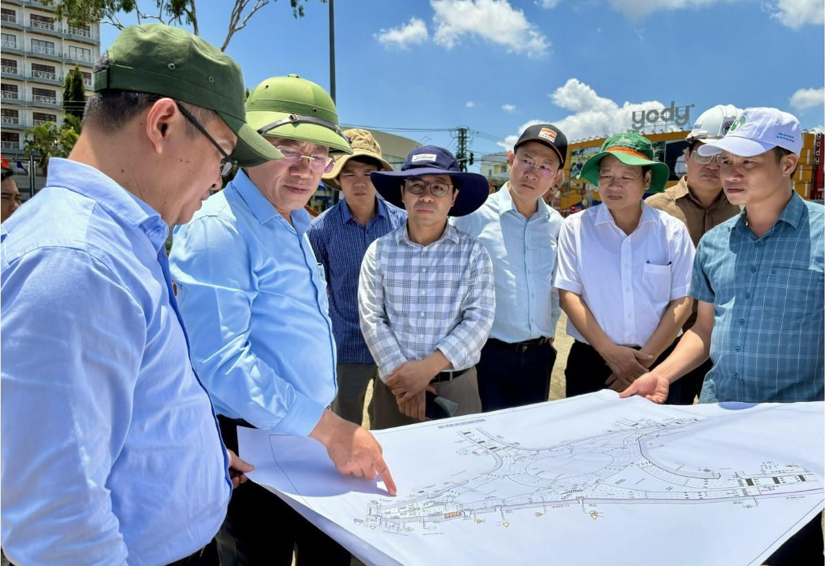 Chủ tịch UBND tỉnh Gia Lai Phạm Anh Tuấn (đội mũ cối) kiểm tra một dự án trên địa bàn tỉnh. Ảnh: ĐS.