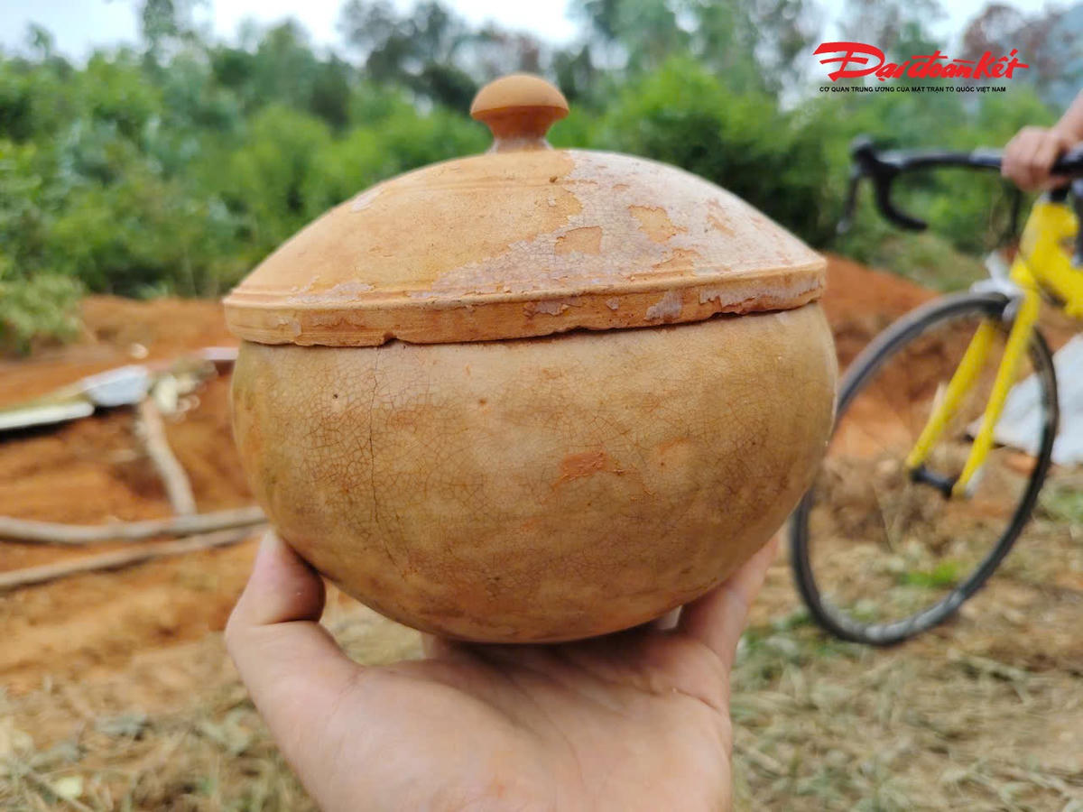 Một hiện vật được tìm thấy trong mộ gạch cổ.