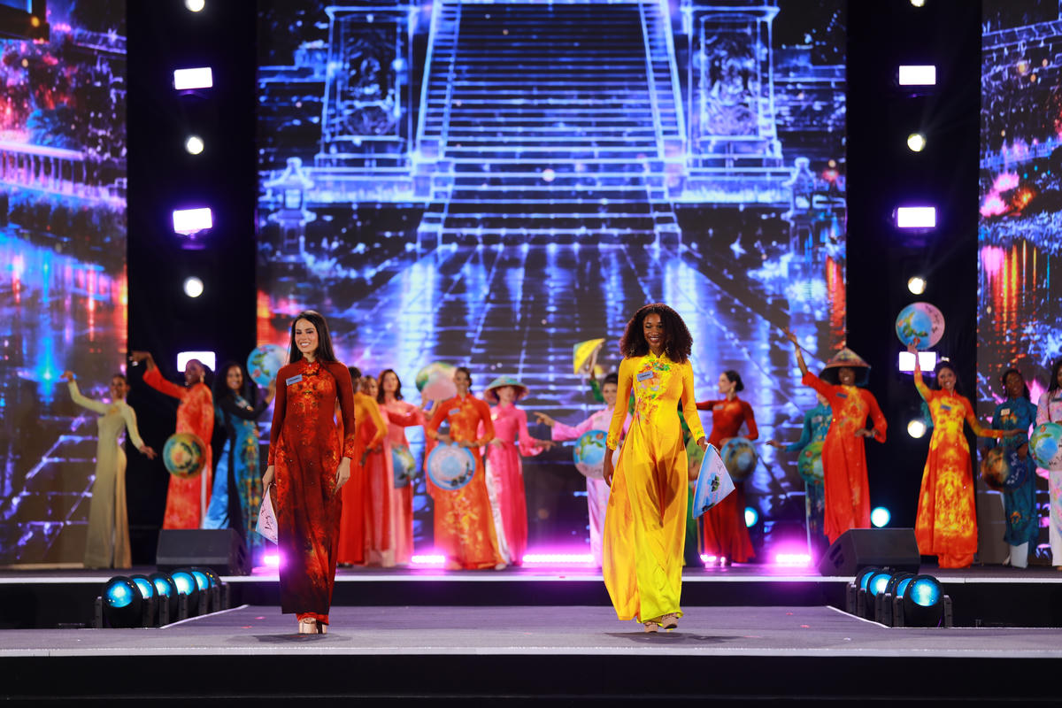 Các thí sinh Miss World 2026 duyên dáng trong tà áo dài Việt Nam.