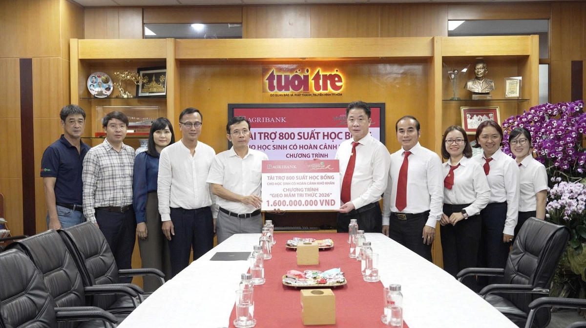 Đại diện Agribank trao biểu trưng 1,6 tỷ đồng tài trợ học bổng “Gieo mầm tri thức” năm 2026