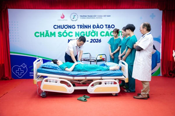 Hoạt động thực hành giúp học viên rèn luyện kỹ năng chăm sóc người cao tuổi trong môi trường nghề nghiệp thực tế.