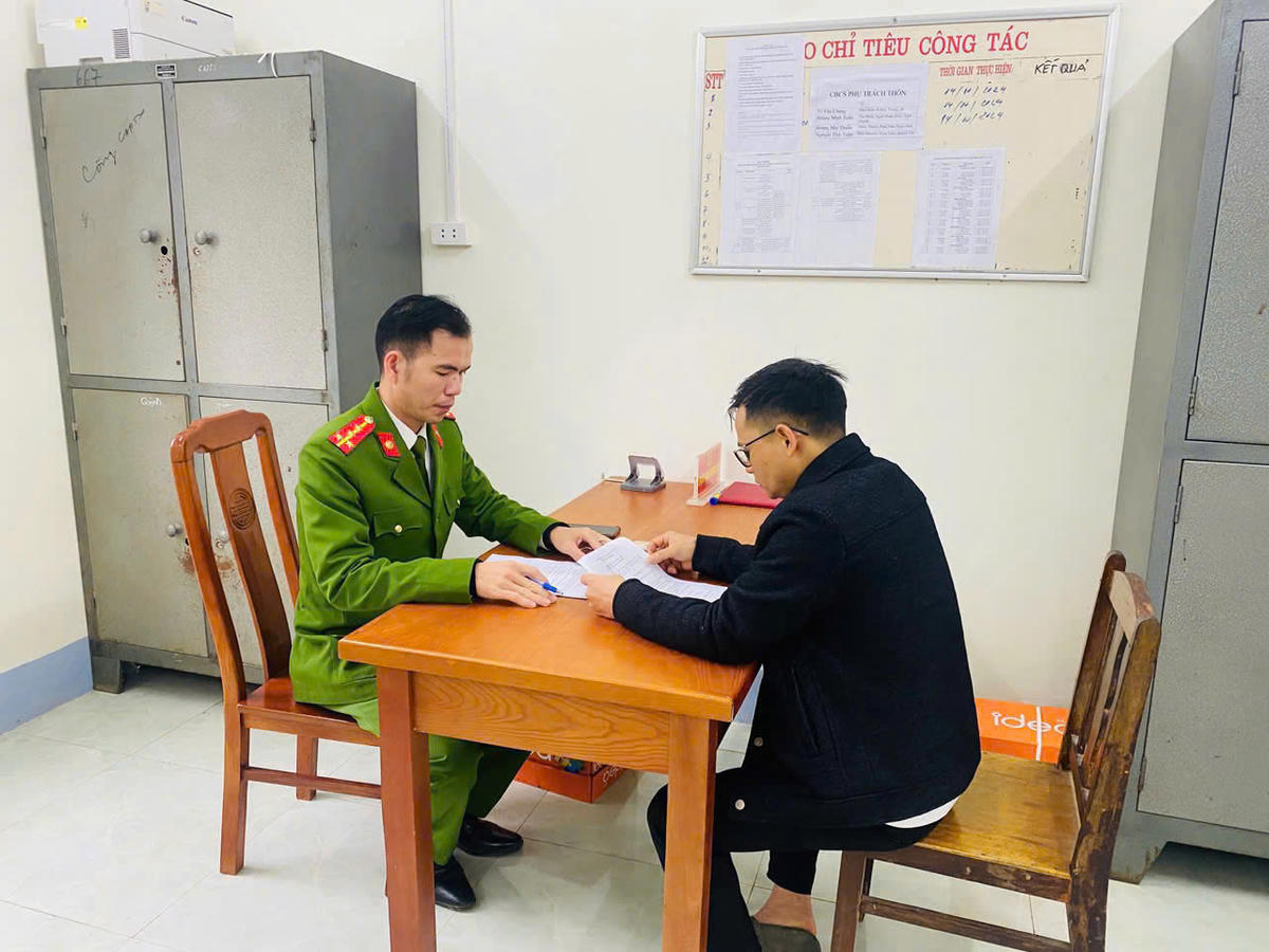 Công an xã Bạch Ngọc, tỉnh Tuyên Quang ra Quyết định xử phạt vi phạm hành chính trong lĩnh vực tài nguyên nước và khoáng sản. Ảnh BCA.