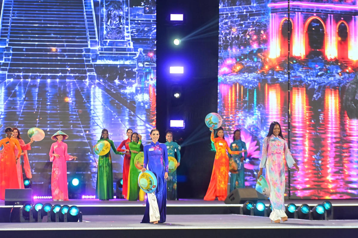 Đồng hành cùng các thí sinh Miss World là chiếc nón lá được vẽ tay công phu, tái hiện các hình ảnh tiêu biểu của Quảng Ninh.