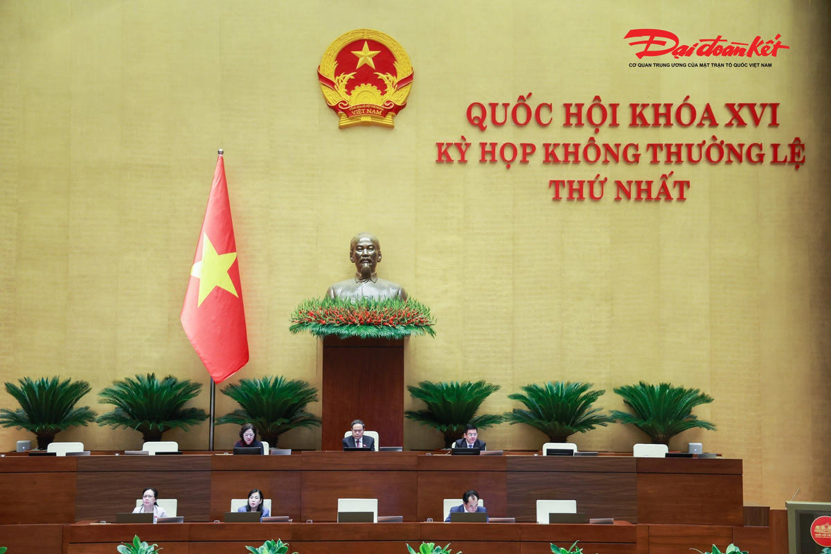 Chủ tọa điều hành phiên thảo luận. Ảnh: Quang Vinh