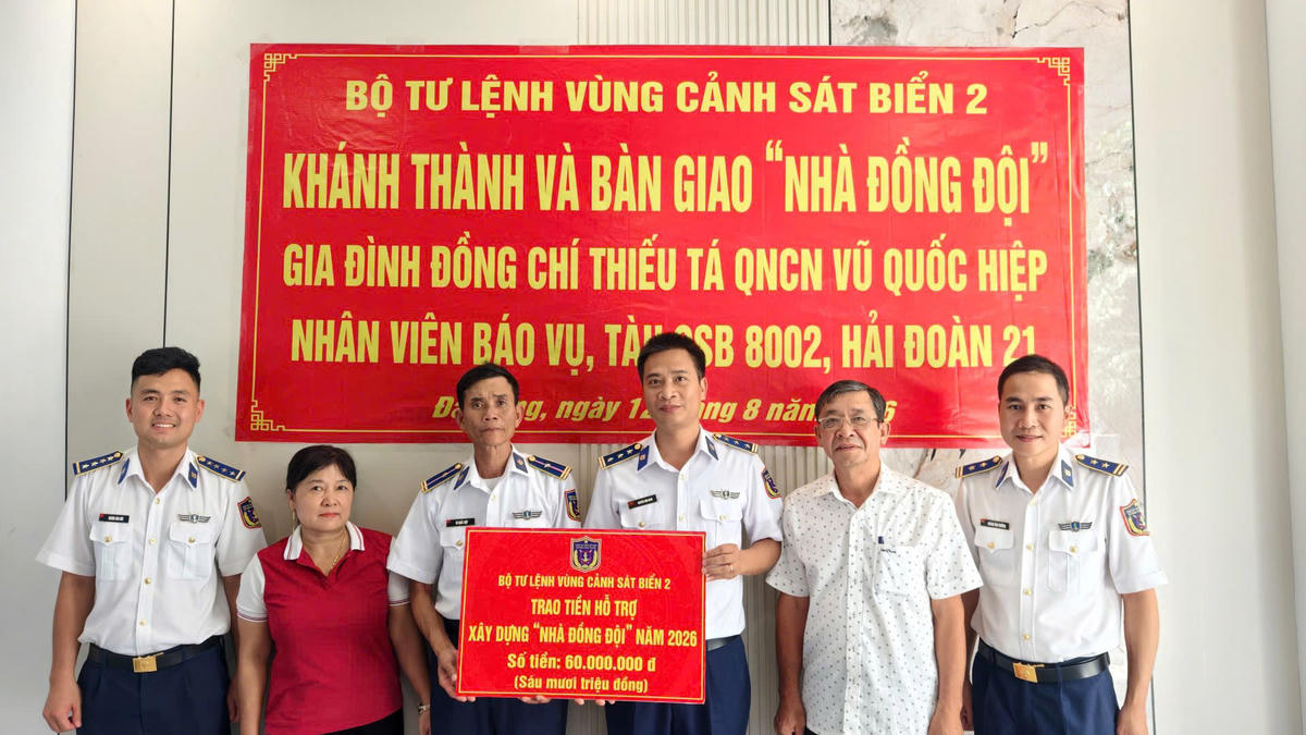 Đoàn công tác của Hải đoàn 21 cùng cấp ủy, chính quyền địa phương trao tiền hỗ trợ gia đình đồng chí Vũ Quốc Hiệp. Ảnh: HĐ.