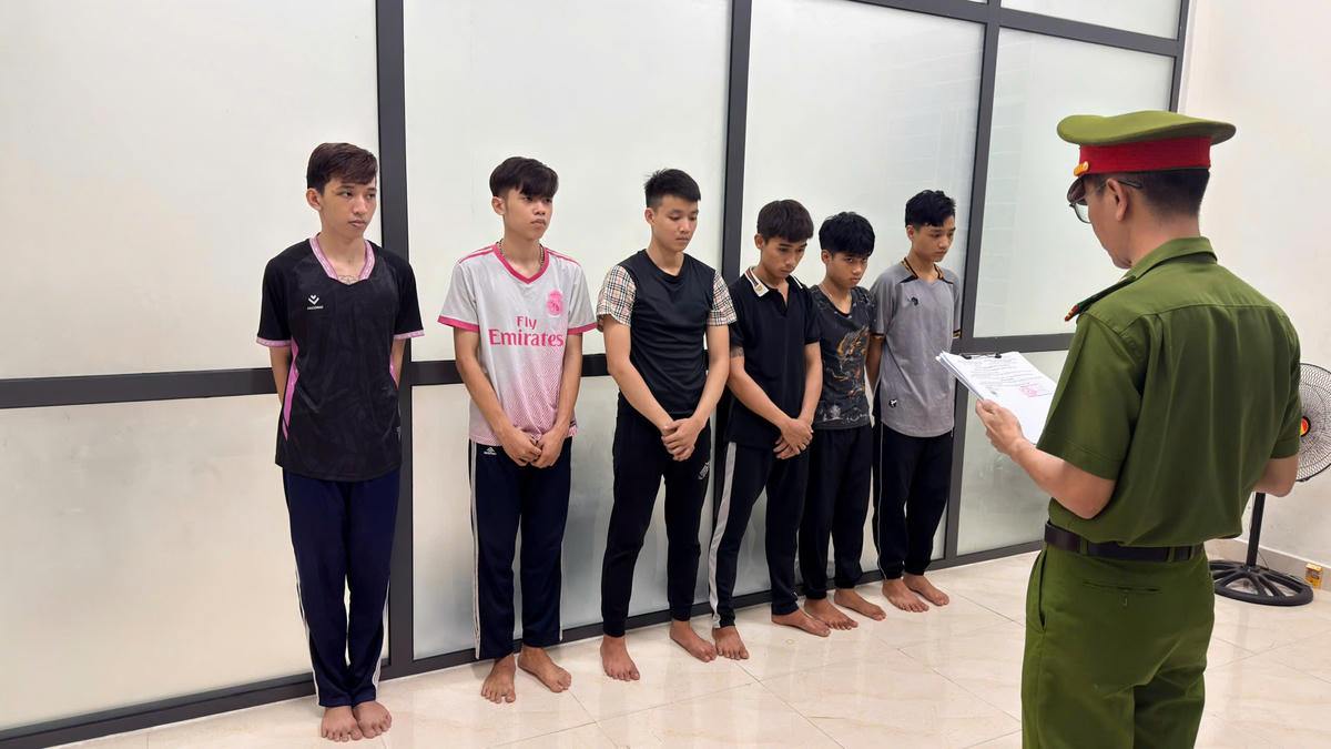 Lực lượng Công an TP Đà Nẵng đọc quyết định bắt các đối tượng gây rối trật tự công cộng. Ảnh: CA Đà Nẵng.