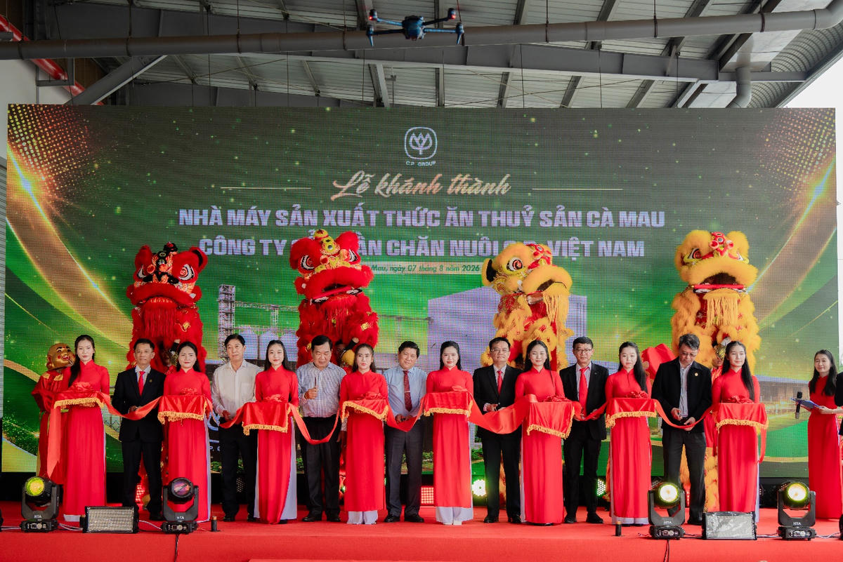 Các đại biểu thực hiện nghi thức khánh thành Nhà máy sản xuất thức ăn thủy sản Cà Mau - C.P. Việt Nam. Ảnh: C.P. Việt Nam