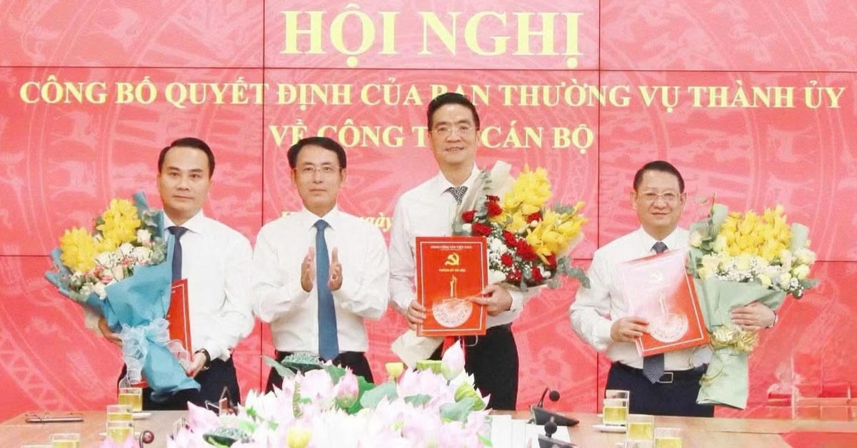 Phó Bí thư Thường trực Thành ủy Hà Nội Nguyễn Trọng Đông trao quyết định và tặng hoa chúc mừng các đồng chí nhận nhiệm vụ mới.