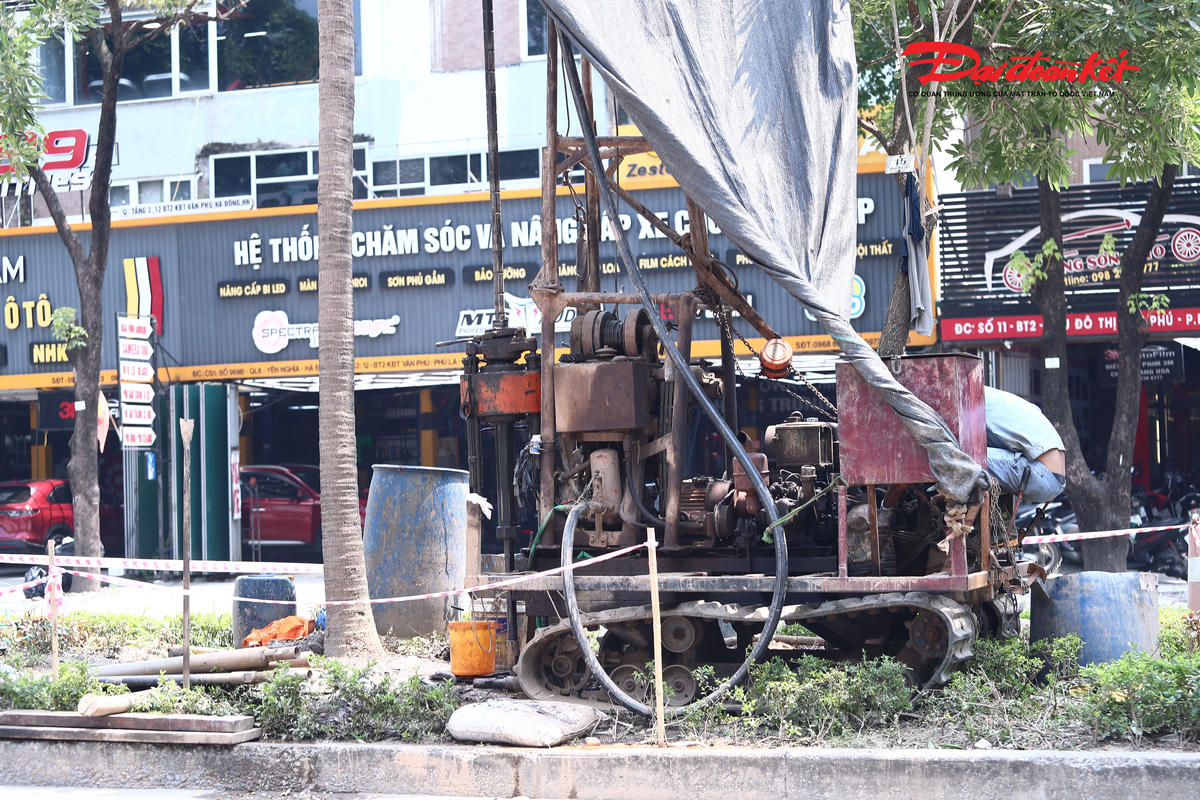Tại đường Văn Khê, có 6 lỗ khoan nằm giữa dải phân cách, đoạn từ ngõ 24 Văn Phú đến nhà số 4 phố Văn Khê. Hai lỗ khoan còn lại được bố trí tại khu vực dải phân cách bị thu hẹp.