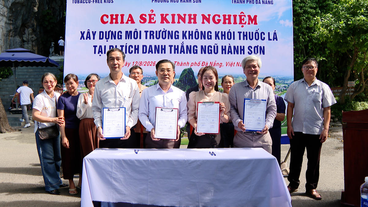 Trung tâm Kiểm soát bệnh tật Đà Nẵng, UBND phường Ngũ Hành Sơn, Trung tâm Cung ứng dịch vụ sự nghiệp công phường Ngũ Hành Sơn và Tổ chức Campaign for Tobacco-Free Kids ký cam kết xây dựng “Khu di tích văn hóa - du lịch không khói thuốc lá”. Ảnh: Diễm Hương.