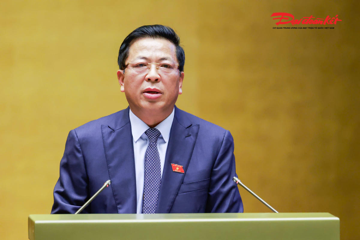 Bộ trưởng Bộ Xây dựng Trần Hồng Minh giải trình (Ảnh: Quang Vinh)
