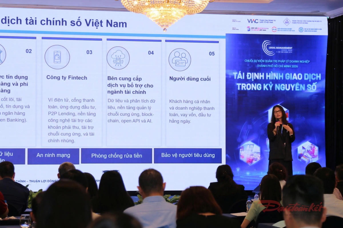 Luật sư Phạm Thị Thanh Huyền, Trọng tài viên của VIAC trình bày tham luận tại hội nghị. Ảnh: TL