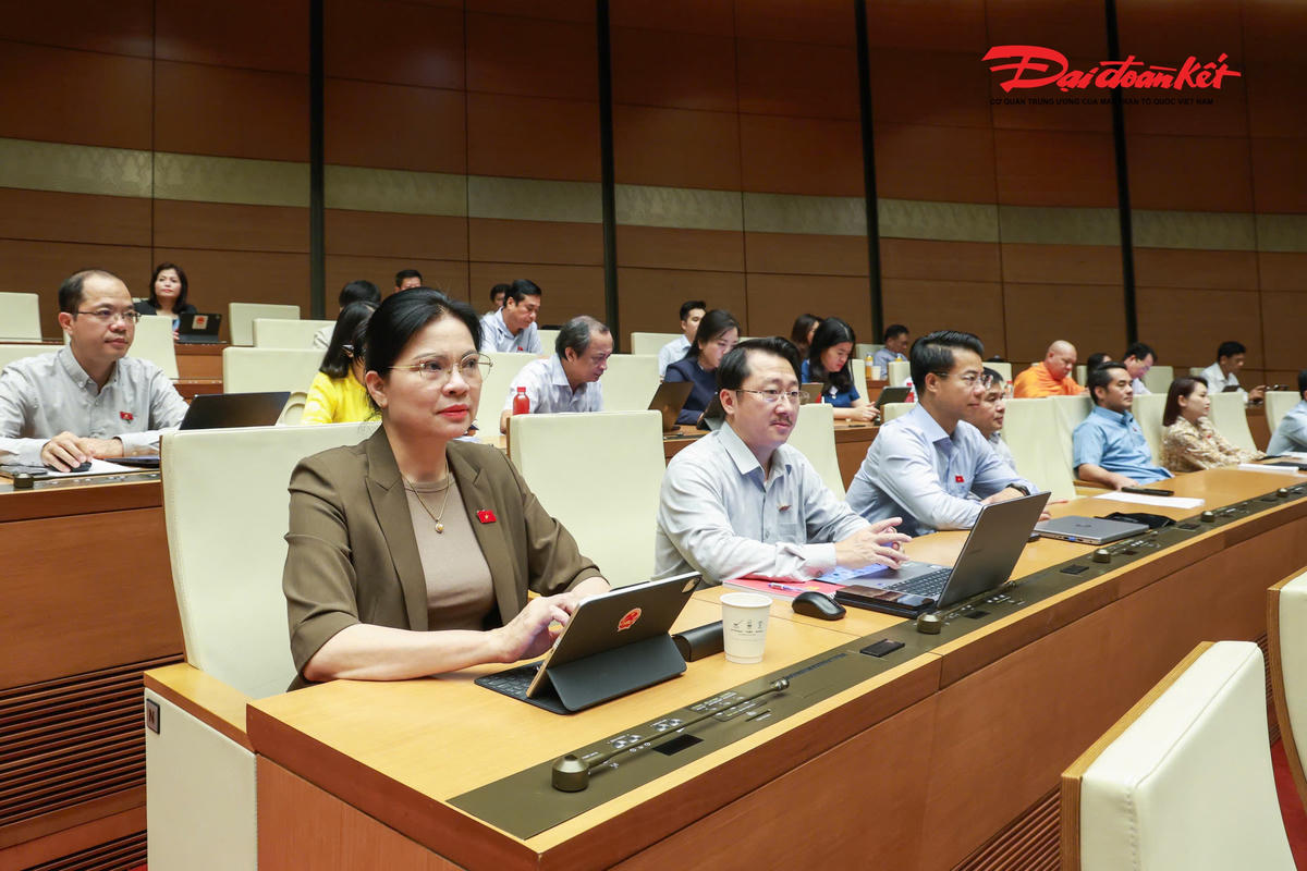 Phó Chủ tịch, Tổng Thư ký UBTƯ MTTQ Việt Nam Hà Thị Nga tham dự phiên thảo luận (Ảnh: Quang Vinh)