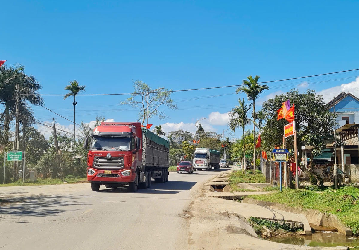 Việc phân luồng giao thông trên Quốc lộ 49 được thực hiện vào lúc 0h ngày 15/8. Ảnh: N.H.