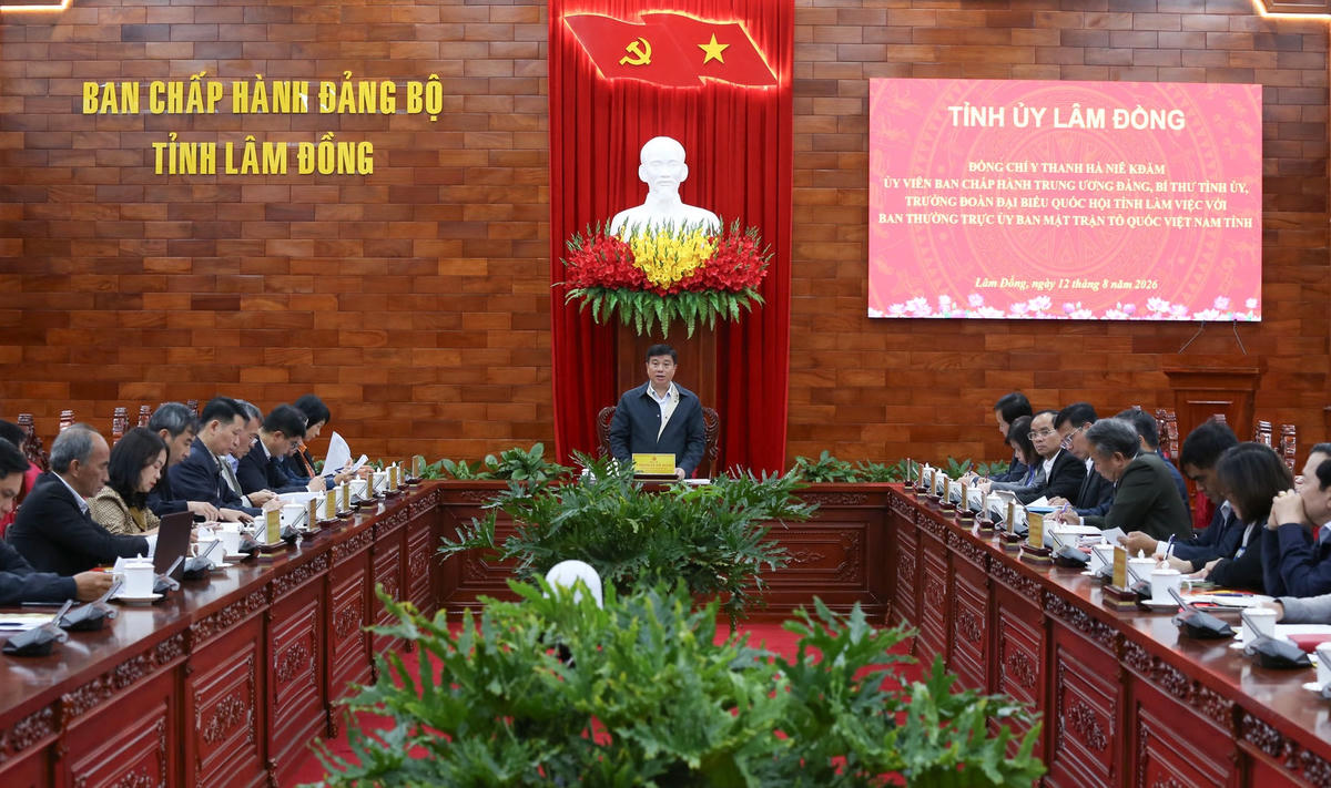 Ông Y Thanh Hà Niê Kđăm, Bí thư Tỉnh ủy, Trưởng đoàn ĐBQH tỉnh Lâm Đồng phát biểu tại buổi làm việc.