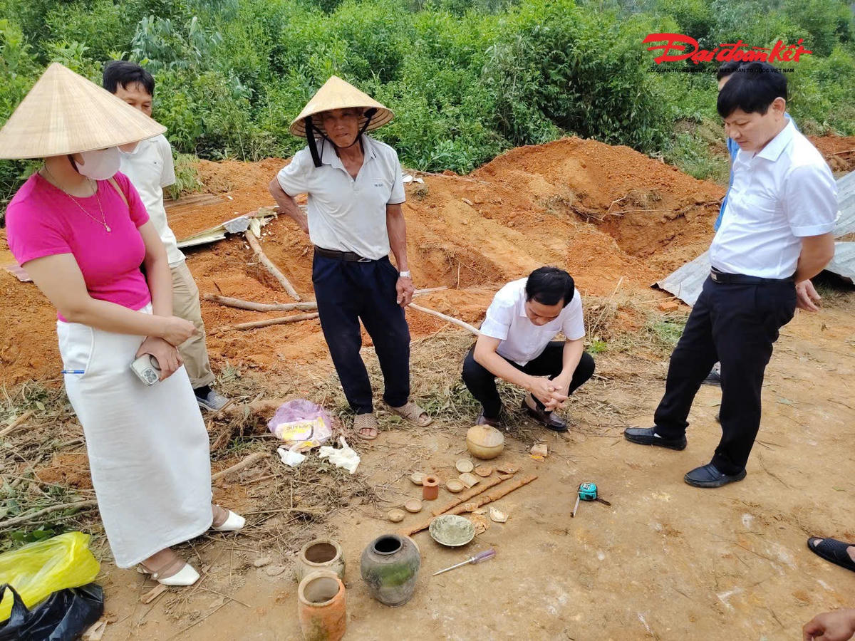Phát hiện nhiều hiện vật khi khai quật mộ gạch cổ ở Nghệ An