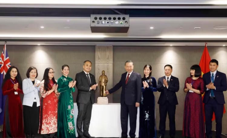 Tổng Bí thư, Chủ tịch nước Tô Lâm gặp gỡ cán bộ, nhân viên sứ quán và người Việt Nam tại New Zealand