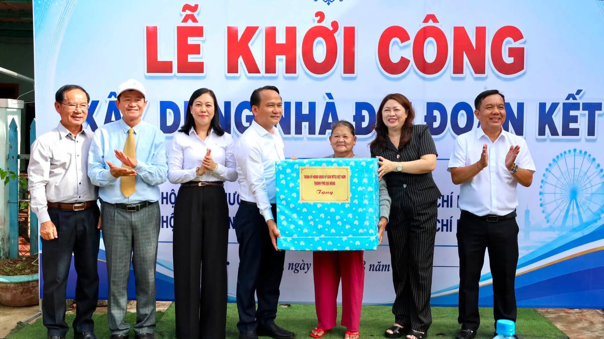 Lãnh đạo Ủy ban MTTQ Việt Nam TP Đà Nẵng trao tặng nhà Đại đoàn kết. Ảnh: CĐ.