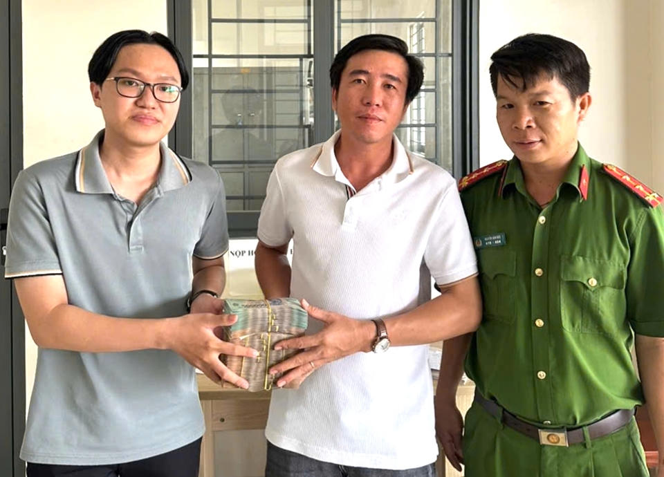 Người chuyển nhầm và người nhận tiền đã đồng ý bàn giao trước sự chứng kiến của cơ quan công an. Ảnh: Công an Tân Long.