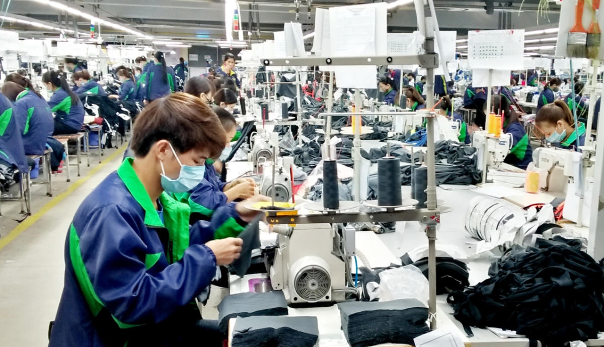 Bộ luật Lao động hiện hành khống chế làm thêm không quá 4 giờ mỗi ngày, 40 giờ mỗi tháng, không quá 200 giờ mỗi năm. Ảnh: Thu Hằng