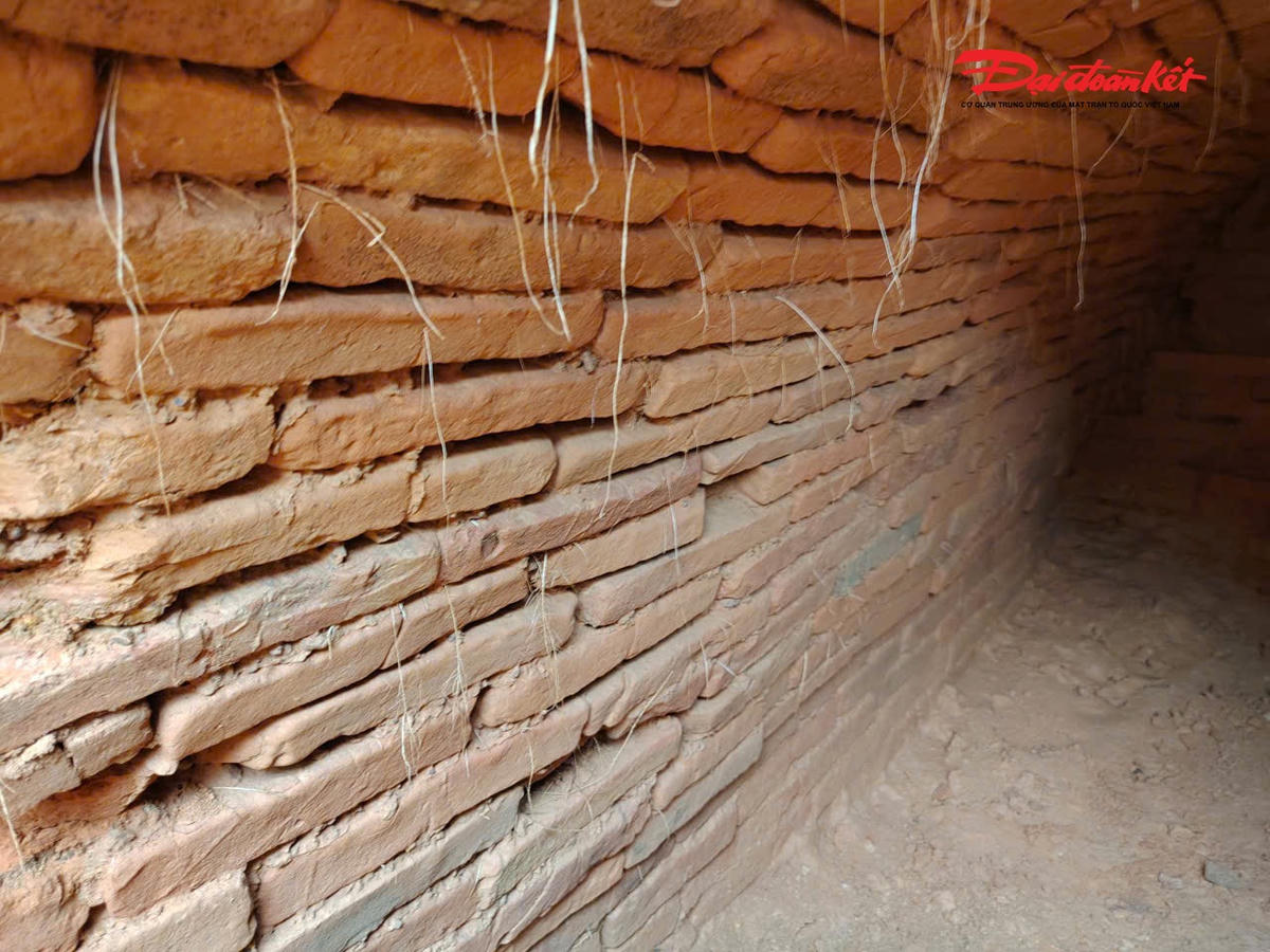 Ngôi mộ gạch cổ cách mặt đất 70cm tại nhà dân. 