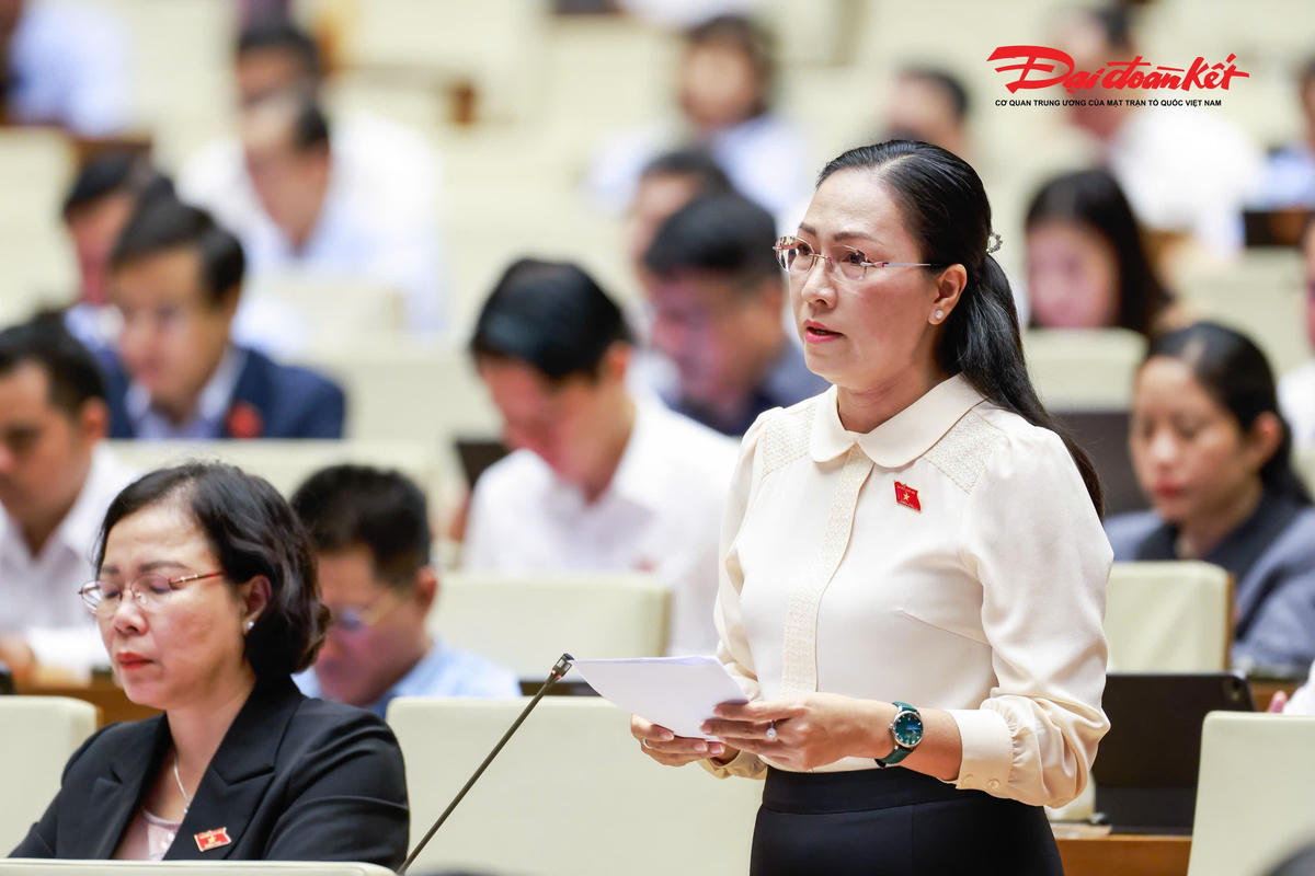 Đại biểu Nguyễn Thị Yến Nhi, đoàn Vĩnh Long phát biểu