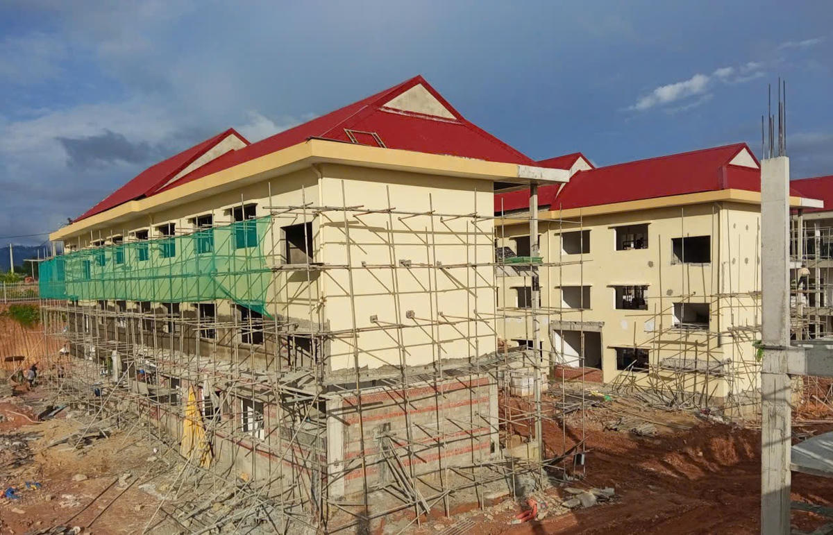 Tiến độ thi công Trường Phổ thông nội trú liên cấp Tiểu học - Trung học cơ sở xã Mô Rai gần về đích. Ảnh: BT.