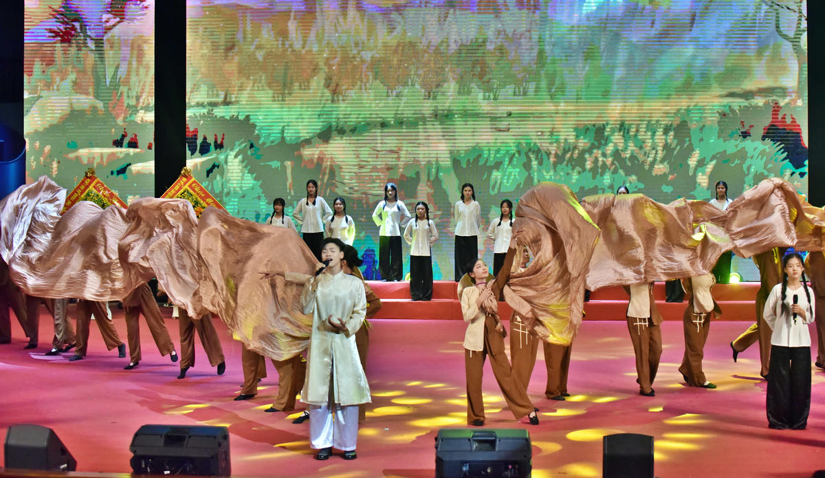 Tiết mục nghệ thuật của học sinh tại chương trình tổng kết Đề án Sân khấu học đường năm 2026.