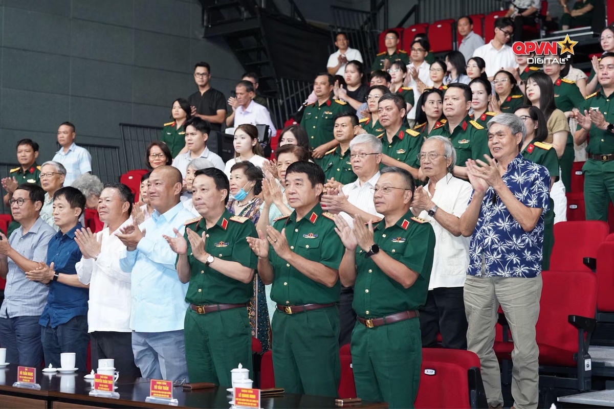 Đại biểu và khán giả đồng loạt đứng lên vỗ tay khi bộ phim kết thúc.