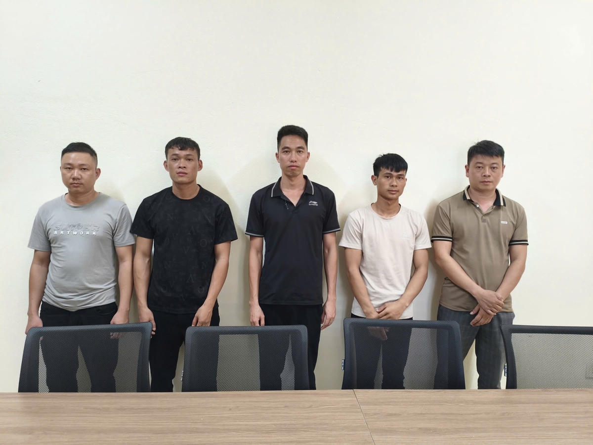 Nhóm đối tượng vừa bị Công an tỉnh Ninh Bình khởi tố về hành vi “Tàng trữ trái phép vũ khí quân dụng”, quy định tại Điều 304 Bộ luật Hình sự.