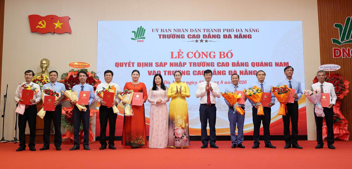 B&agrave; Nguyễn Thị Anh Thi, Ph&oacute; Chủ tịch UBND TP Đ&agrave; Nẵng (ở giữa) tặng ch&uacute;c mừng l&atilde;nh đạo của Trường Cao đẳng Đ&agrave; Nẵng. Ảnh: Ch&iacute; Đại.