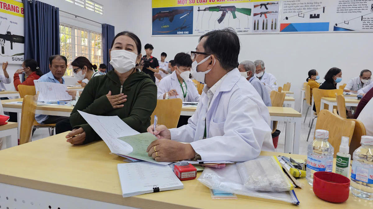 Người dân được bác sĩ tư vấn, khám sàng lọc sức khỏe trong chương trình khám miễn phí. (Ảnh: Trung Ngãi).