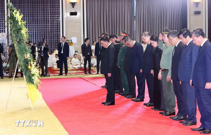 Thường trực Ban Bí thư Trần Cẩm Tú dẫn đầu Đoàn cấp cao Đảng Cộng sản Việt Nam viếng đồng chí Xaysomphone Phomvihane, Ủy viên Bộ Chính trị, Chủ tịch Quốc hội Lào. (Ảnh: Phương Hoa/TTXVN).