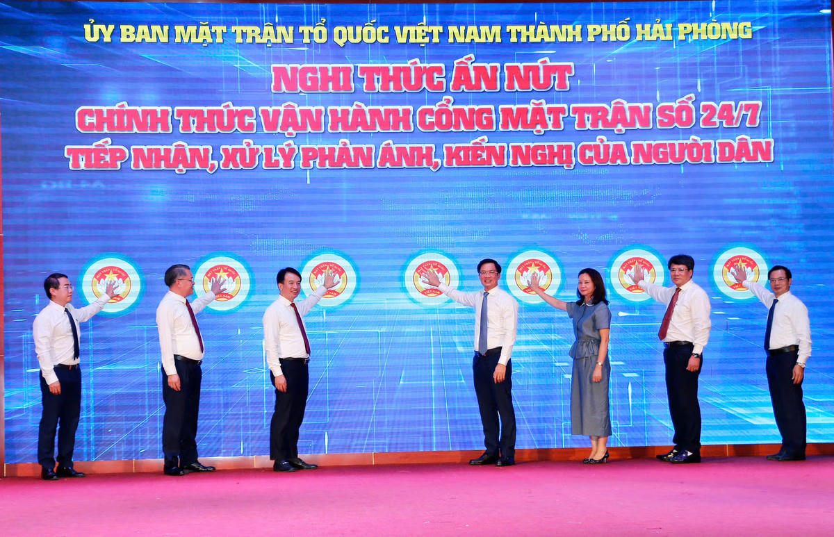 Lãnh đạo MTTQ Việt Nam TP Hải Phòng nhấn nút chính thức vận hành Cổng Mặt trận số 24/7 - "Tiếp nhận, xử lý phản ánh, kiến nghị của người dân". Ảnh: PT.