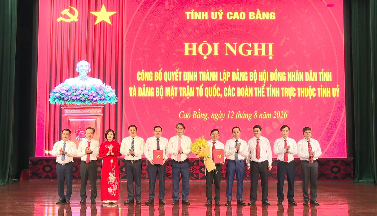 Lãnh đạo tỉnh Cao Bằng trao quyết định thành lập hai Đảng bộ trực thuộc Tỉnh ủy.
