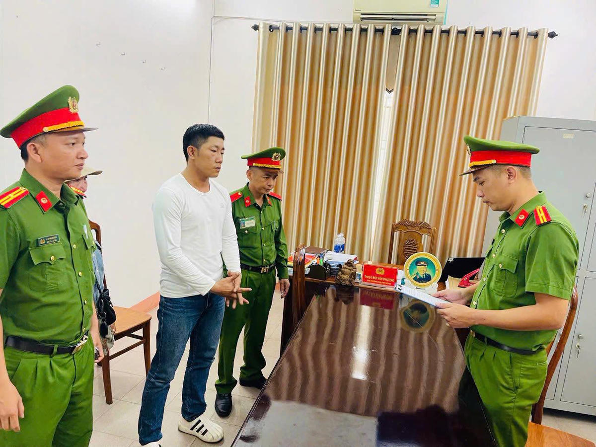 Công an phường Bàn Thạch đọc quyết định bắt đối tượng Ngô Viết Hiếu. Ảnh: CA Đà Nẵng.