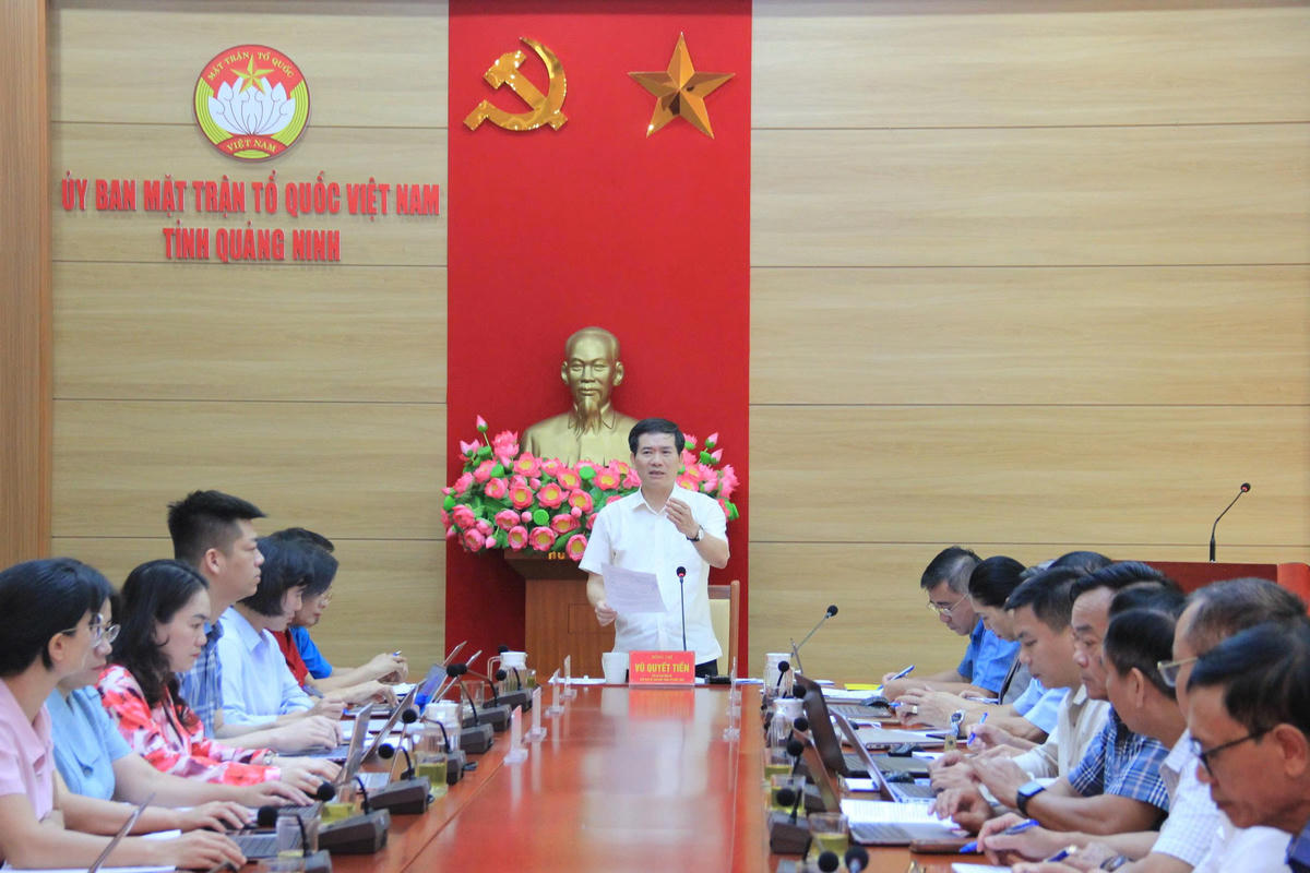 Phó Bí thư Tỉnh ủy, Chủ tịch Ủy ban MTTQ Việt Nam tỉnh Quảng Ninh Vũ Quyết Tiến chủ trì hội nghị.