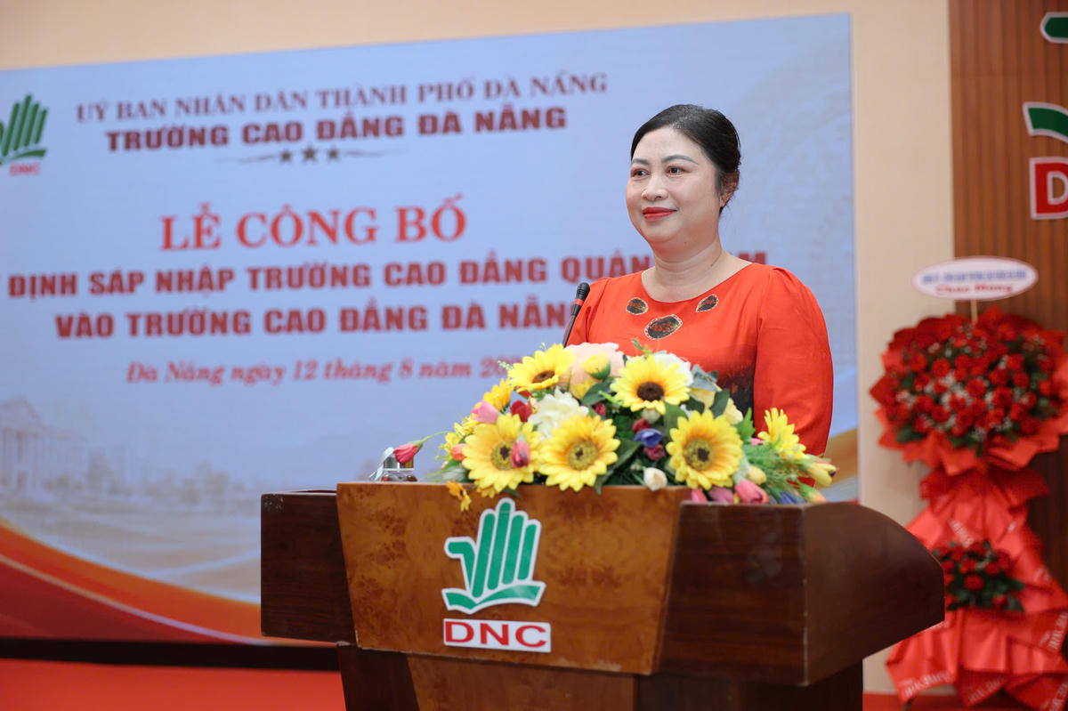 PGS.TS Vũ Thị Phương Anh được bổ nhiệm l&agrave;m Quyền Hiệu trưởng Trường Cao đẳng Đ&agrave; Nẵng. Ảnh: Tấn Th&agrave;nh.